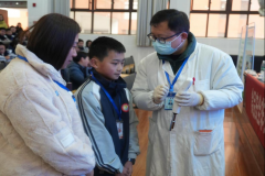 食堂食物平安办理员的率领下 