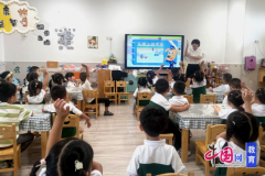 泸州市长儿园各班教师按照班级长儿的春秋特点